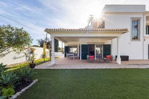 Moradia V3+1 com piscina privada, localização privilegiada - Vilamoura