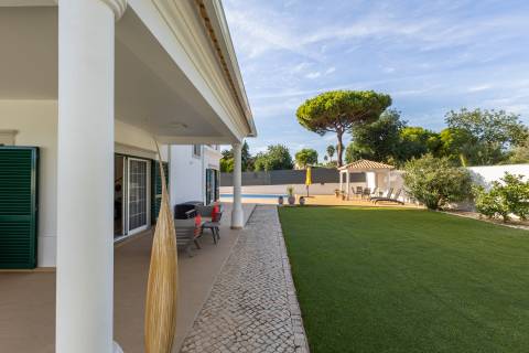 Moradia V3+1 com piscina privada, localização privilegiada - Vilamoura