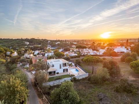 Moradia V3+1 com piscina privada, localização privilegiada - Vilamoura