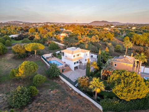 Moradia V3+1 com piscina privada, localização privilegiada - Vilamoura