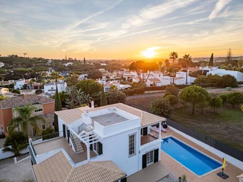 Moradia V3+1 com piscina privada, localização privilegiada - Vilamoura