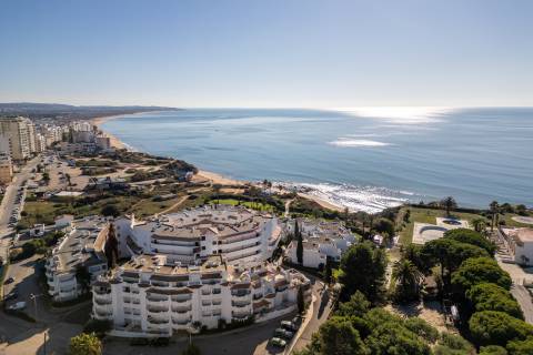Apartamento Duplex com Terraço Panorâmico e Acesso Privado à Praia- Porches