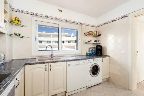 Apartamento Duplex com Terraço Panorâmico e Acesso Privado à Praia- Porches