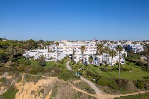 Apartamento Duplex com Terraço Panorâmico e Acesso Privado à Praia- Porches