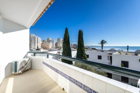 Apartamento Duplex com Terraço Panorâmico e Acesso Privado à Praia- Porches