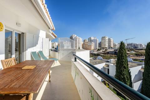 Apartamento Duplex com Terraço Panorâmico e Acesso Privado à Praia- Porches