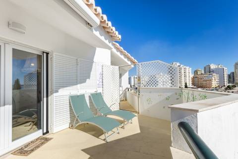 Apartamento Duplex com Terraço Panorâmico e Acesso Privado à Praia- Porches