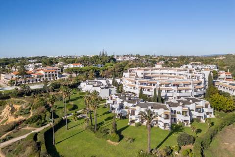 Apartamento Duplex com Terraço Panorâmico e Acesso Privado à Praia- Porches