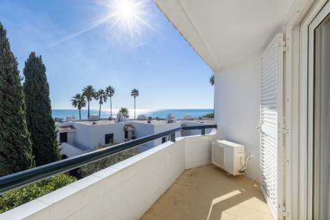 Apartamento Duplex com Terraço Panorâmico e Acesso Privado à Praia- Porches