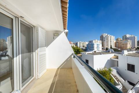 Apartamento Duplex com Terraço Panorâmico e Acesso Privado à Praia- Porches