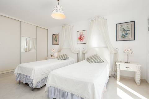 Apartamento Duplex com Terraço Panorâmico e Acesso Privado à Praia- Porches