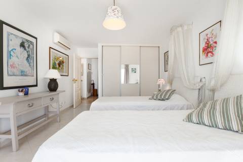 Apartamento Duplex com Terraço Panorâmico e Acesso Privado à Praia- Porches