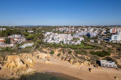Apartamento Duplex com Terraço Panorâmico e Acesso Privado à Praia- Porches