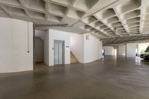 Apartamento Duplex com Terraço Panorâmico e Acesso Privado à Praia- Porches