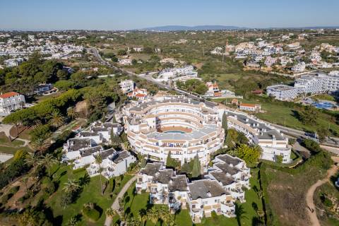 Apartamento Duplex com Terraço Panorâmico e Acesso Privado à Praia- Porches