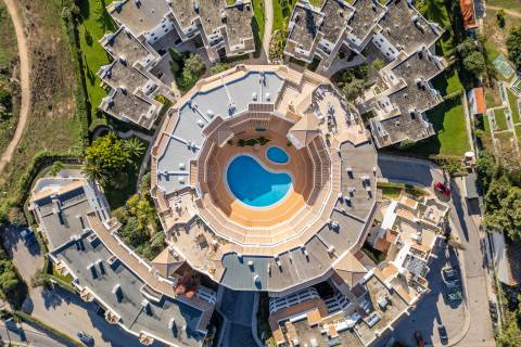 Apartamento Duplex com Terraço Panorâmico e Acesso Privado à Praia- Porches