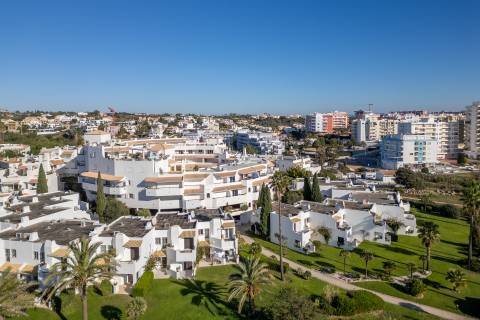 Apartamento Duplex com Terraço Panorâmico e Acesso Privado à Praia- Porches