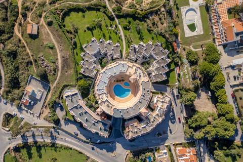 Apartamento Duplex com Terraço Panorâmico e Acesso Privado à Praia- Porches