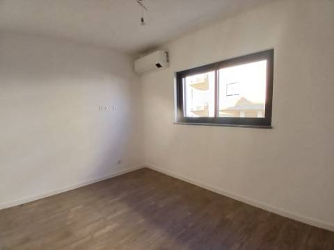 Apartamento T2 - Arrendamento anual Olhão