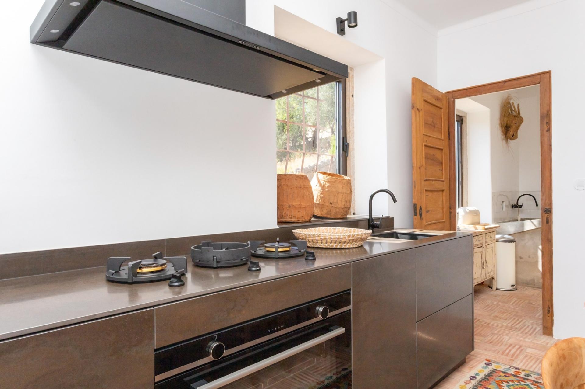 Linda moradia renovada com 4 quartos e piscina