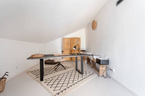 Linda moradia renovada com 4 quartos e piscina