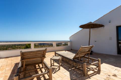 Linda moradia renovada com 4 quartos e piscina