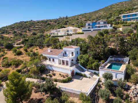 Linda moradia renovada com 4 quartos e piscina