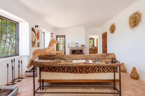 Linda moradia renovada com 4 quartos e piscina