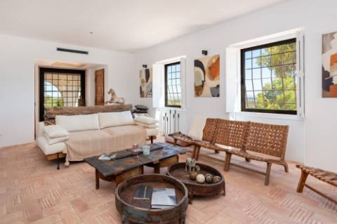 Linda moradia renovada com 4 quartos e piscina