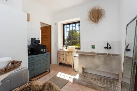 Linda moradia renovada com 4 quartos e piscina