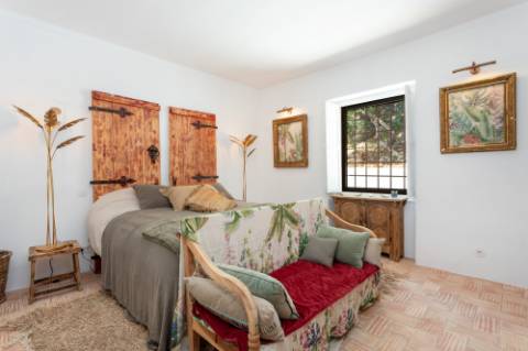 Linda moradia renovada com 4 quartos e piscina