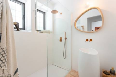 Linda moradia renovada com 4 quartos e piscina