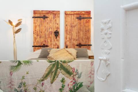 Linda moradia renovada com 4 quartos e piscina