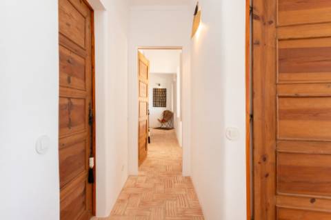 Linda moradia renovada com 4 quartos e piscina