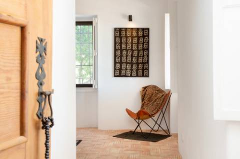 Linda moradia renovada com 4 quartos e piscina