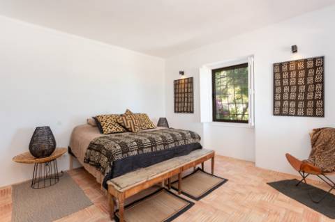 Linda moradia renovada com 4 quartos e piscina