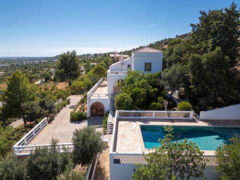 Linda moradia renovada com 4 quartos e piscina