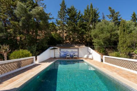 Linda moradia renovada com 4 quartos e piscina