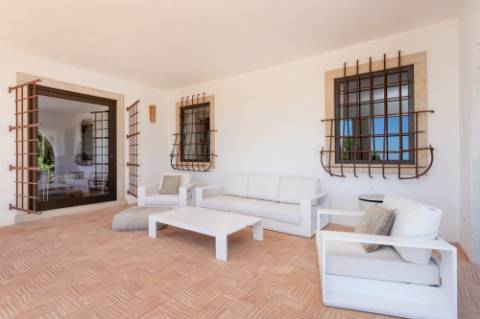 Linda moradia renovada com 4 quartos e piscina