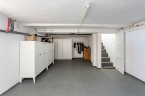 Linda moradia renovada com 4 quartos e piscina