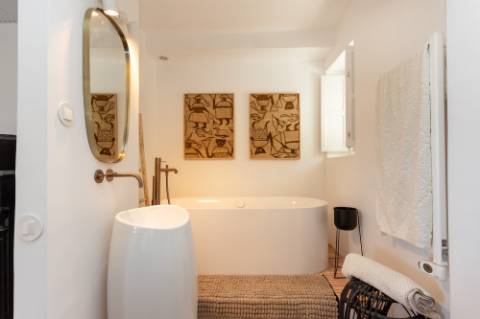 Linda moradia renovada com 4 quartos e piscina