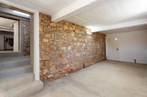 Linda moradia renovada com 4 quartos e piscina