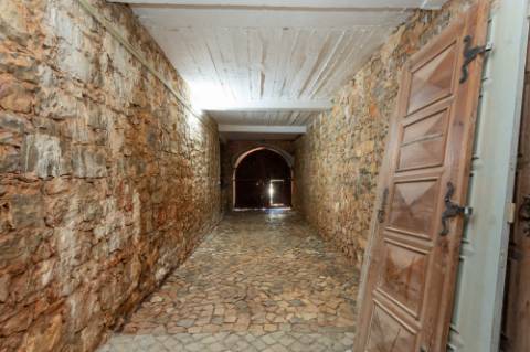 Linda moradia renovada com 4 quartos e piscina