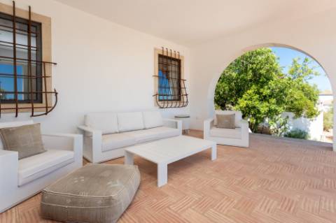 Linda moradia renovada com 4 quartos e piscina