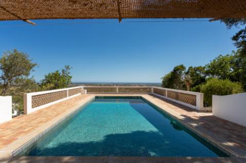 Linda moradia renovada com 4 quartos e piscina