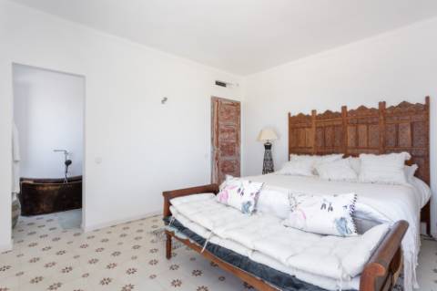 Linda moradia renovada com 4 quartos e piscina