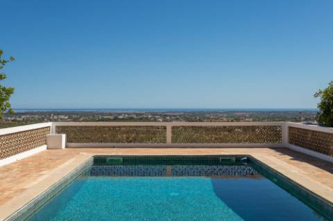 Linda moradia renovada com 4 quartos e piscina