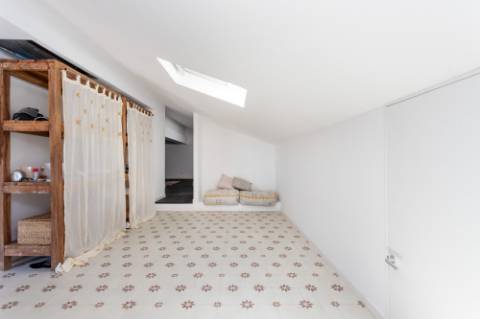 Linda moradia renovada com 4 quartos e piscina