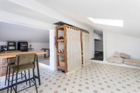 Linda moradia renovada com 4 quartos e piscina