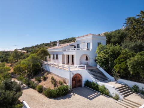 Linda moradia renovada com 4 quartos e piscina